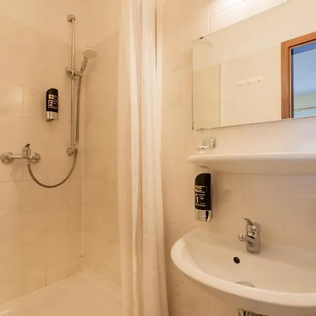 Dori's 108 Hotel 3*