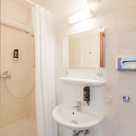 Dori's 108 Hotel